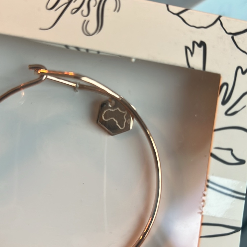 Sseko Rose Gold Brave Bracelet Africa charm - Picture 3 of 4